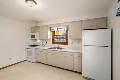 2109 E College Ave, Appleton, WI 54915 - photo 3