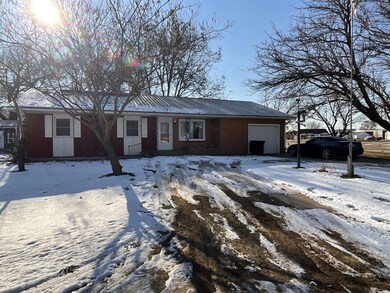 410 N Walnut St, Seiling, OK 73663 - photo 2