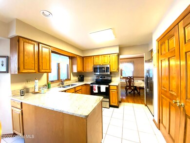 57 Chestnut Ln, Schenectady, NY 12309 - photo 5