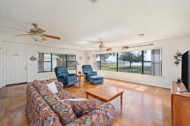 HS-85000_010_LivingAreaView2