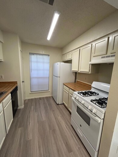 Kitchen with range, exhaust hood, dishwashing mac