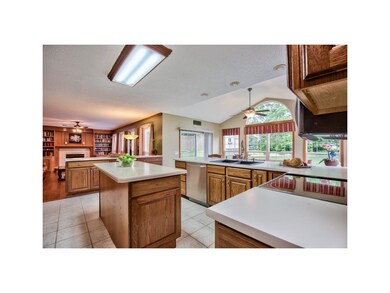 CENTER ISLAND, BREAKFAST BAR AND COMPOSITE GRANITE