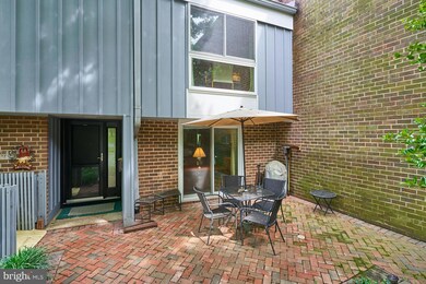 11420 Links Dr, Reston, VA 20190 - photo 4