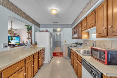 1215 Edgerton Dr, Valrico, FL 33594 - photo 4