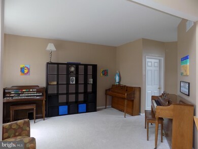 421 Longleaf Dr, Perkasie, PA 18944 - photo 4