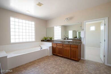 2702 E Zion-30