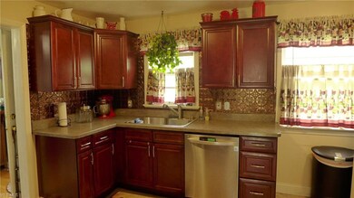 Opposite View of Kitchen...fantastic countertops!