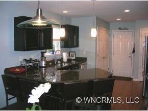 Handsome kitchen w/ granite