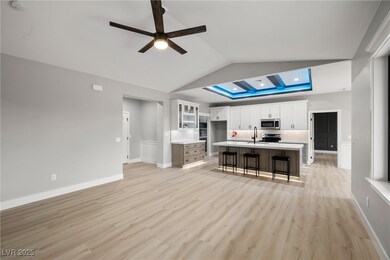 Kitchen with quartz countertops, Large island, sta