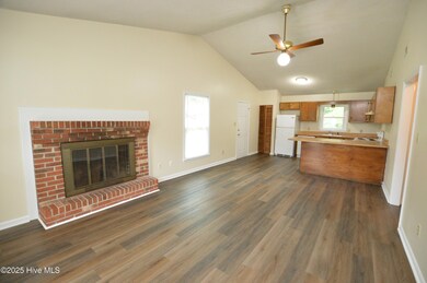 137 Windsor Ct, Jacksonville, NC 28546 - photo 2