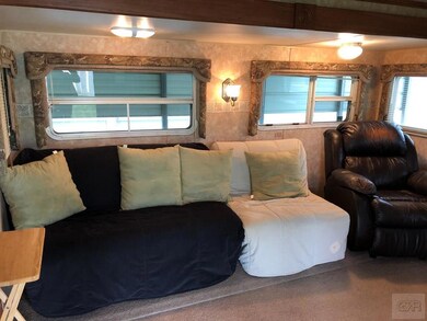 RV LIVING ROOM