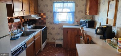 6 Roundabout Ln, Levittown, PA 19055 - photo 5