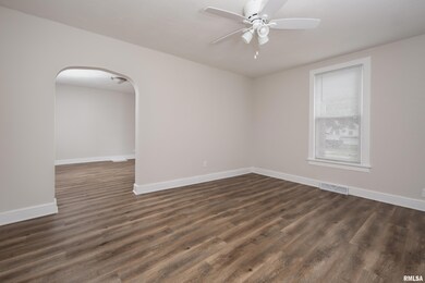 512 E Pleasant St, Davenport, IA 52803 - photo 5