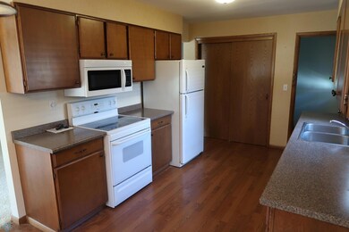 Upper Lvl Kitchen pic 2