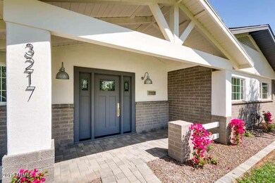 3217 N 41st Place Phoenix AZ-small-003-1