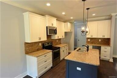 Recessed lights, granite counters - Soft Close dra