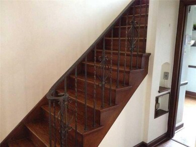 Entry/Foyer.