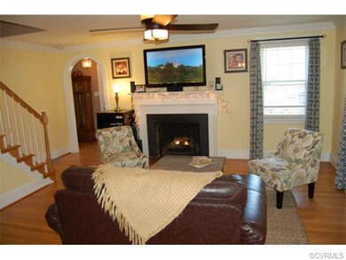 Living room: 18x15 Hardwood floors, crown molding,
