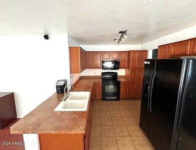 Kitchen with breakfast bar