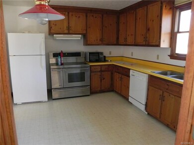 540 E Magnolia Ave, West Point, VA 23181 - photo 5