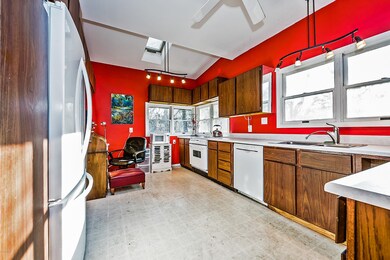 03_47025LakeViewAve_5_Kitchen_HiRes