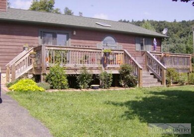 Summer Picture: Large open deck with both front an