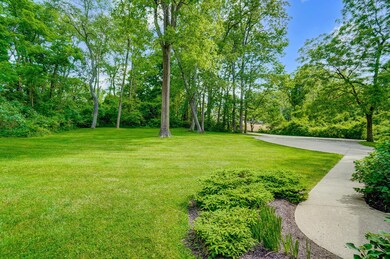 007-front yard & driveway
