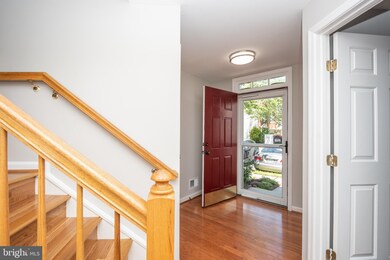 2558 Banshire Dr, Herndon, VA 20171 - photo 3