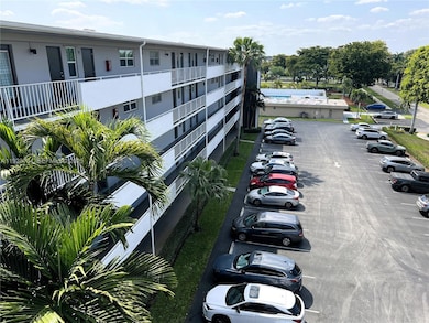 Hillcrest Country Club Apartments unit 408, Hollywood, FL 33021 - photo 4