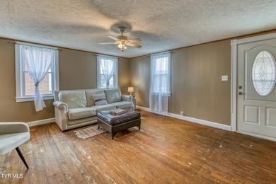 1409 Newton St-5
