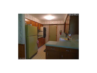 Neutral Kitchen w/built-in range top and oven, dis