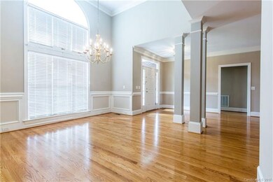 Gorgeous Entry! Flawless floors!