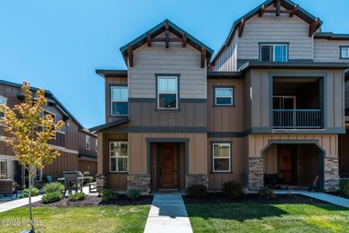 1_Summer-Exterior_1800x1200_3534118