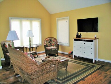 Open Floor concept-Great room w/vaulted ceilings..