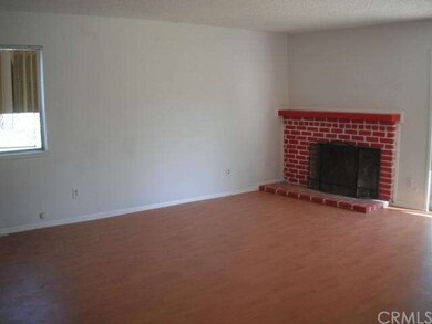 Large Living Room w/Fireplace