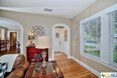 970 E Humphreys St, Seguin, TX 78155 - photo 3