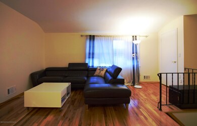 (4) Living Room