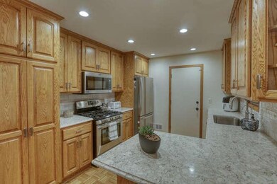 Updated Kitchen, Quartz Counters, Custom Cabinets w/pull outs