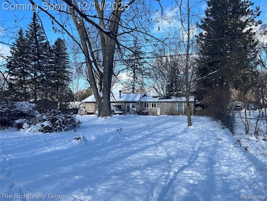 1818 Swaney Rd, Walled Lake, MI 48390 - photo 4