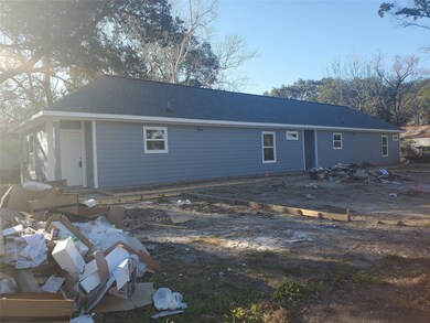 904 W Sealy St unit A-B, Alvin, TX 77511 - photo 6