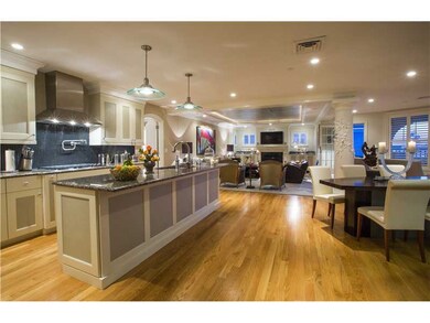 Kitchen. Cooks kitchen centers the space with dini