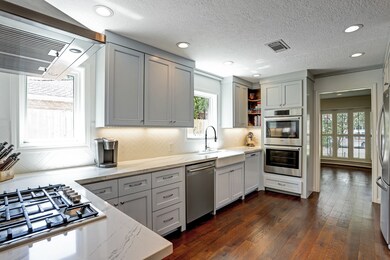 10231 Candlewood Dr, Houston, TX 77042 - photo 7