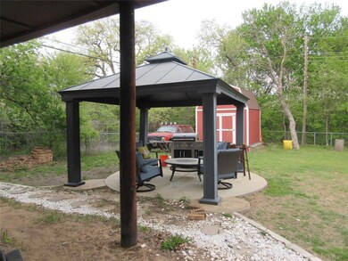 504 Arwine Dr, Hurst, TX 76053 - photo 4