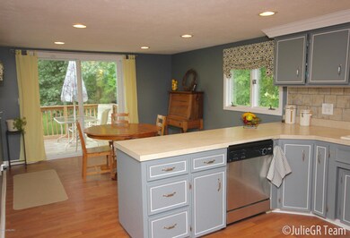 Kitchen & Eating Area