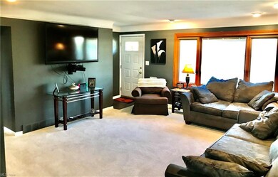 Freshly painted Living Room is 15x15' has newer ca