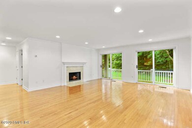 010-LivingRoom:DiningRoom