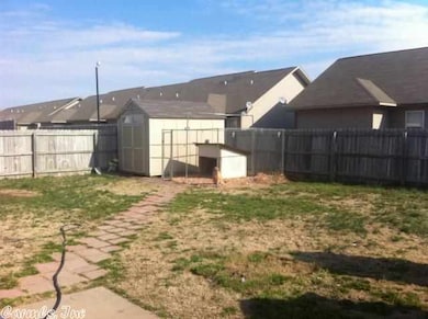 patio, privacy fence, shed, dog kennel