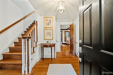 Lovey foyer with gorgeous perfectly maintained har
