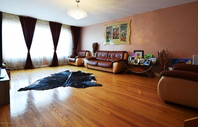 (7) Living Room