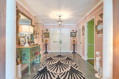 307 Confederate Circle foyer